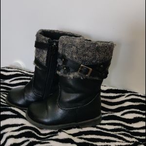 Toddler boot w/zipper & flower detailing